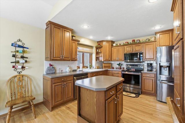 327 E FERNDALE Drive, Council Bluffs, IA 51503