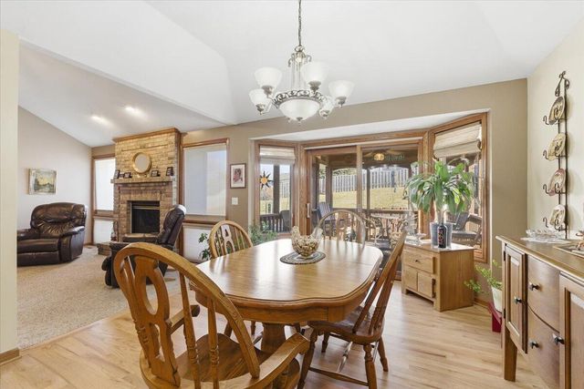 327 E FERNDALE Drive, Council Bluffs, IA 51503