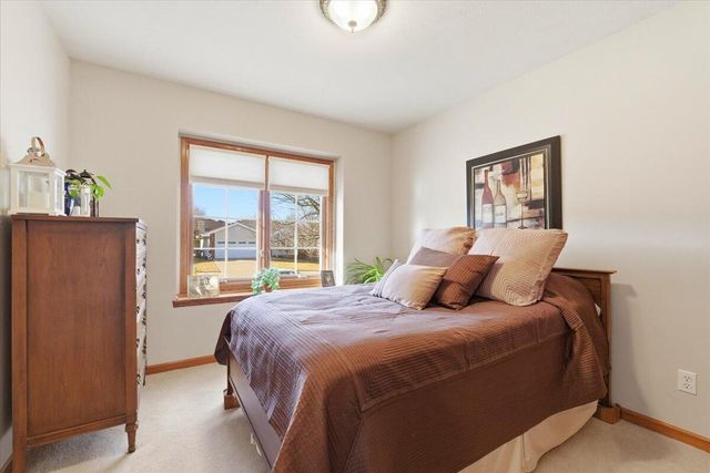 327 E FERNDALE Drive, Council Bluffs, IA 51503