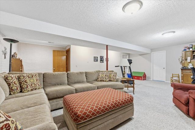 327 E FERNDALE Drive, Council Bluffs, IA 51503