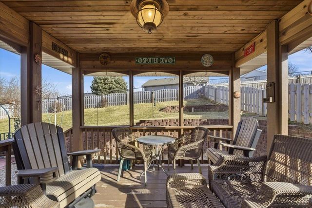 327 E FERNDALE Drive, Council Bluffs, IA 51503