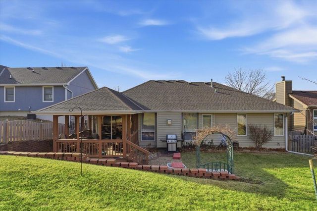 327 E FERNDALE Drive, Council Bluffs, IA 51503