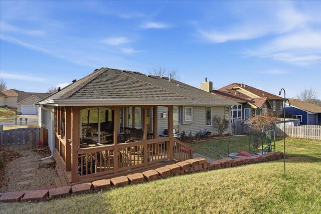 327 E FERNDALE Drive, Council Bluffs, IA 51503