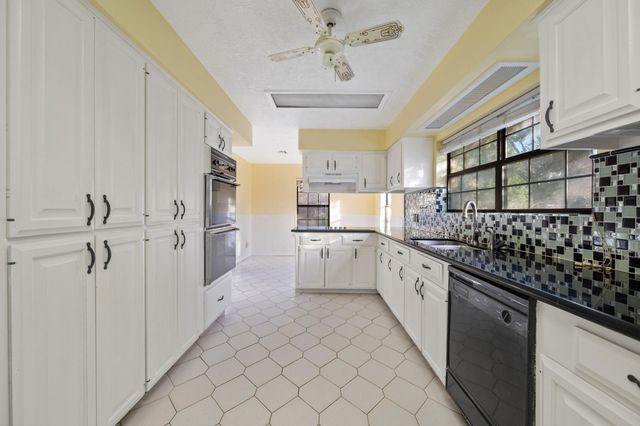 210 E Waring Street, Dayton, TX 77535