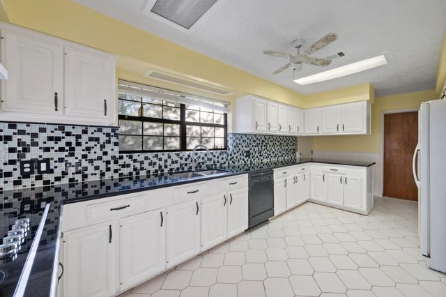 210 E Waring Street, Dayton, TX 77535