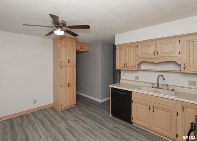 512 W 16TH Avenue, Coal Valley, IL 61240