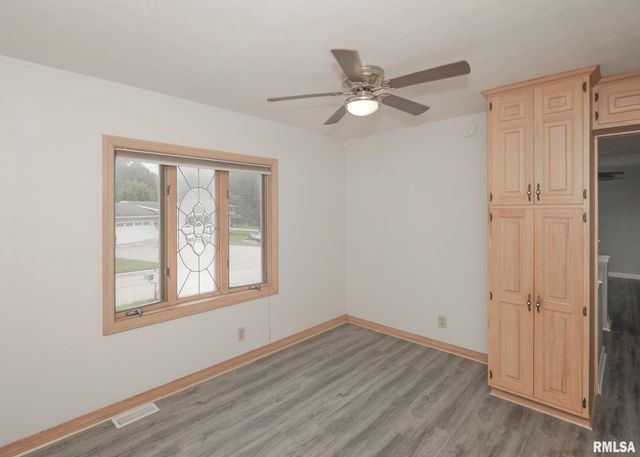 512 W 16TH Avenue, Coal Valley, IL 61240