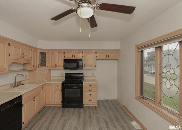 512 W 16TH Avenue, Coal Valley, IL 61240