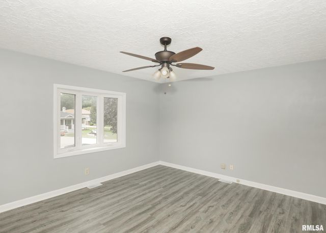 512 W 16TH Avenue, Coal Valley, IL 61240