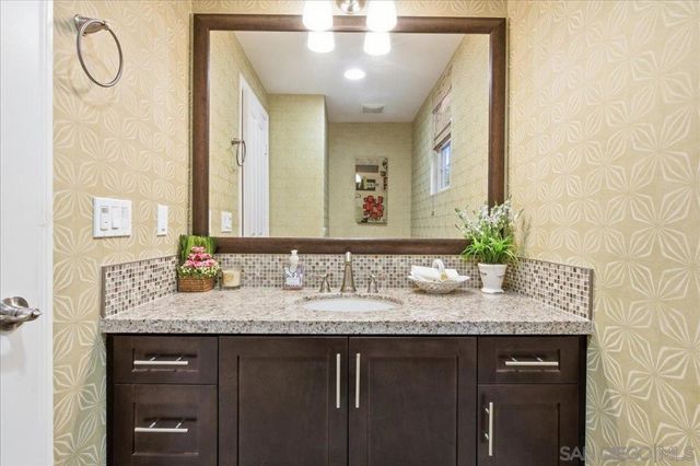 2076 Blue Oak Lane, Vista, CA 92084