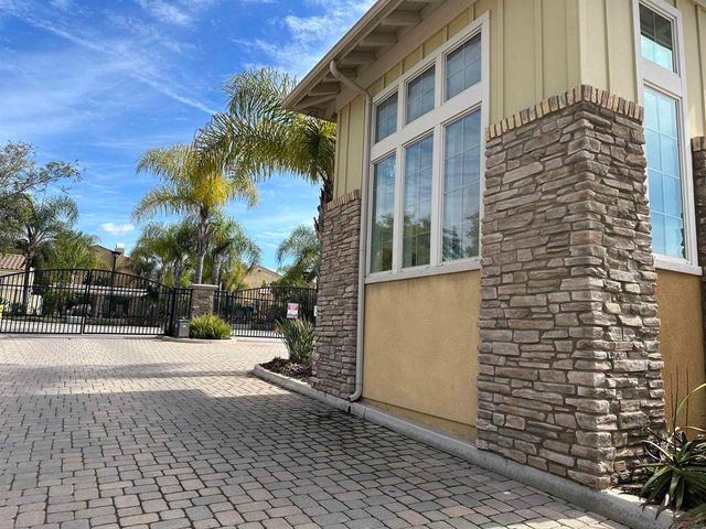 2076 Blue Oak Lane, Vista, CA 92084