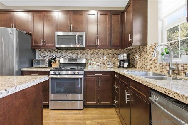 2076 Blue Oak Lane, Vista, CA 92084