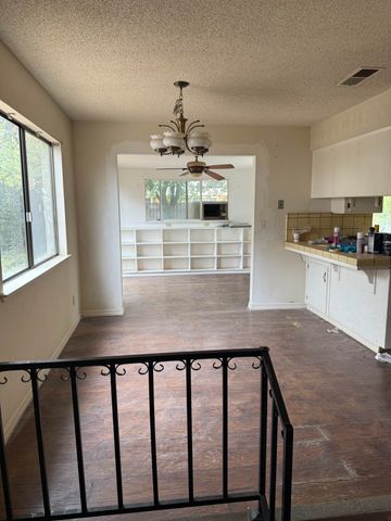 1010 W Seeger Avenue, Visalia, CA 93277