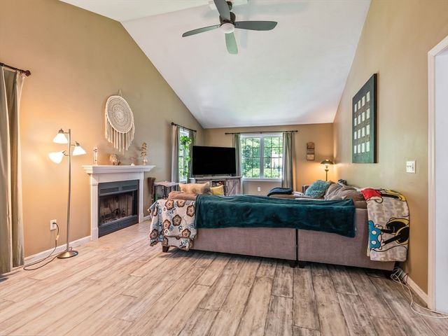 4 Commonwealth Ave, Auburn, MA 01501