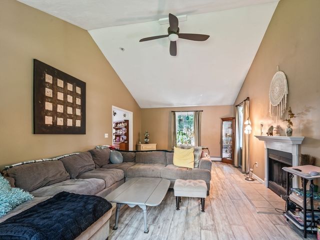 4 Commonwealth Ave, Auburn, MA 01501