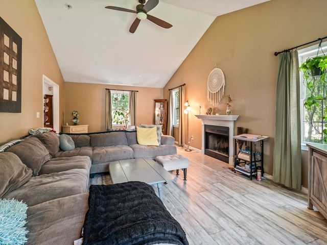 4 Commonwealth Ave, Auburn, MA 01501
