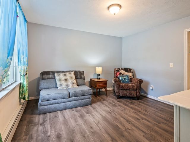 4 Commonwealth Ave, Auburn, MA 01501