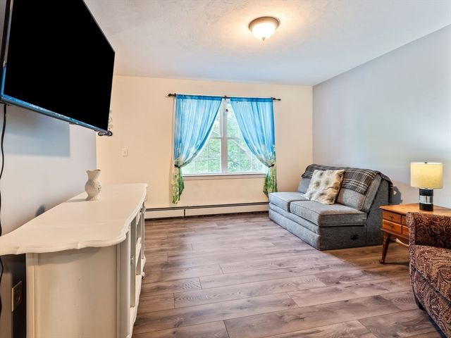 4 Commonwealth Ave, Auburn, MA 01501