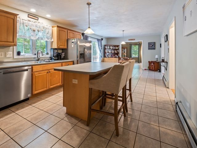 4 Commonwealth Ave, Auburn, MA 01501