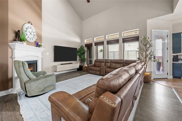12411 Emerald Lane, Mont Belvieu, TX 77535