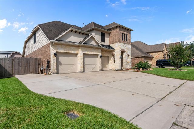 12411 Emerald Lane, Mont Belvieu, TX 77535