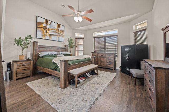 12411 Emerald Lane, Mont Belvieu, TX 77535
