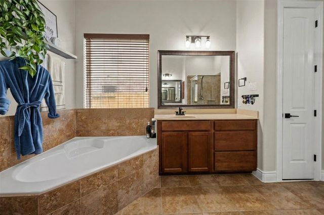 12411 Emerald Lane, Mont Belvieu, TX 77535