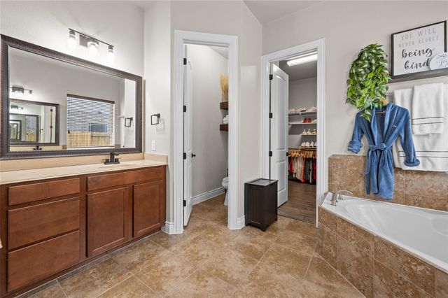 12411 Emerald Lane, Mont Belvieu, TX 77535