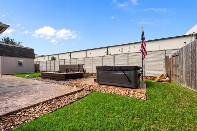 12411 Emerald Lane, Mont Belvieu, TX 77535