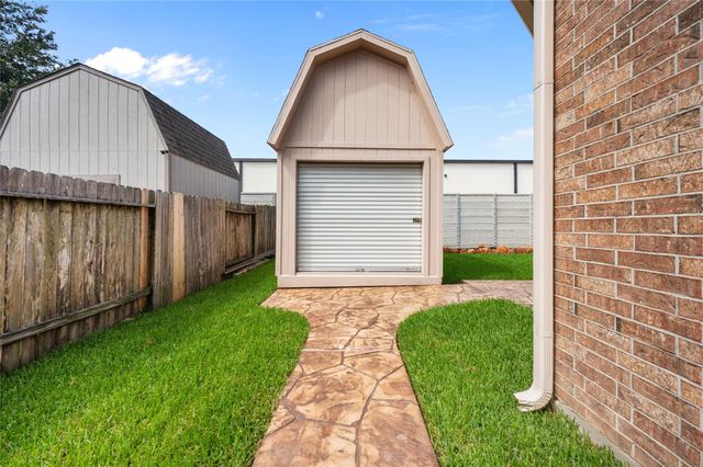 12411 Emerald Lane, Mont Belvieu, TX 77535
