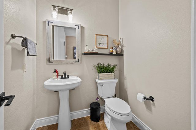 12411 Emerald Lane, Mont Belvieu, TX 77535