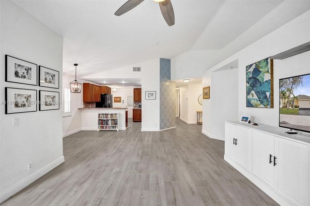 9304 Arborwood Cir, Davie, FL 33328