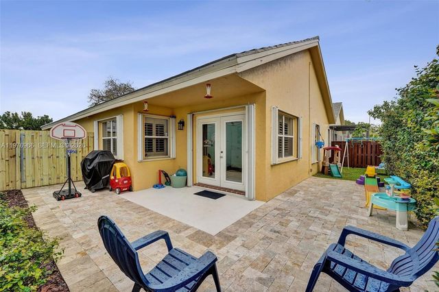 9304 Arborwood Cir, Davie, FL 33328