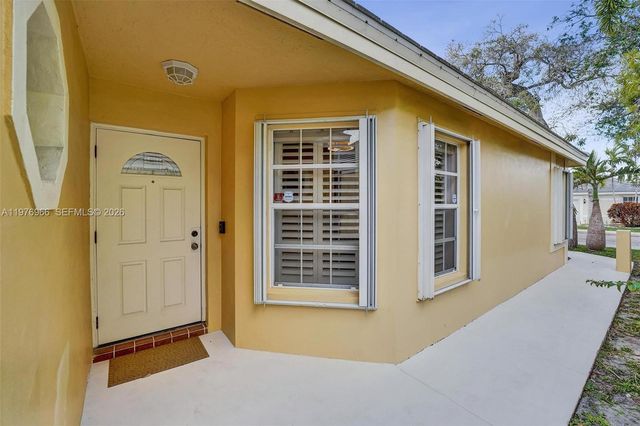 9304 Arborwood Cir, Davie, FL 33328