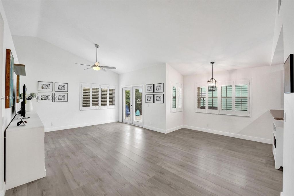 9304 Arborwood Cir, Davie, FL 33328