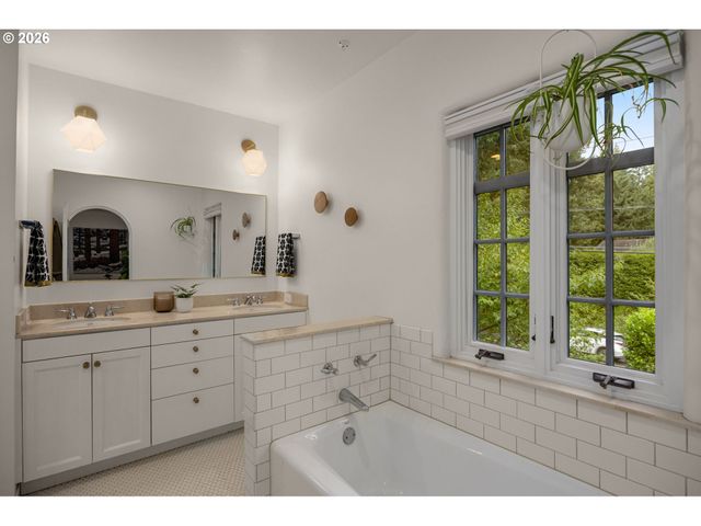 4422 Sw FAIRVIEW Blvd, Portland, OR 97221