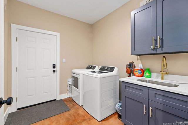 822 Mountain Valley, Concan, TX 78838