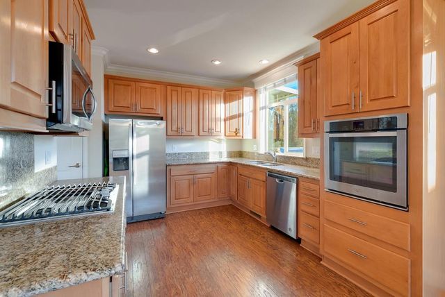 27 Pepperwood Way, Soquel, CA 95073