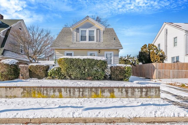 36 Frost Pond Road, Glen Cove, NY 11542