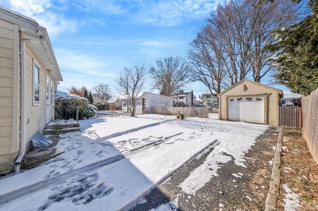 36 Frost Pond Road, Glen Cove, NY 11542