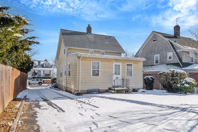 36 Frost Pond Road, Glen Cove, NY 11542