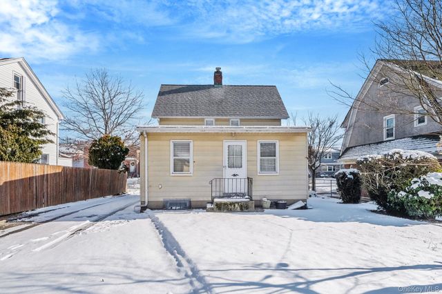 36 Frost Pond Road, Glen Cove, NY 11542