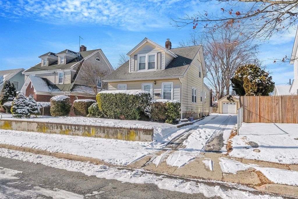 36 Frost Pond Road, Glen Cove, NY 11542