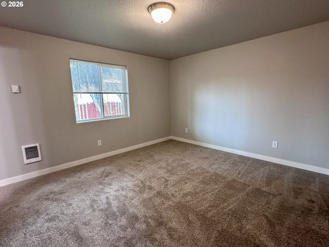 201 Lacasa St, Eugene, OR 97402