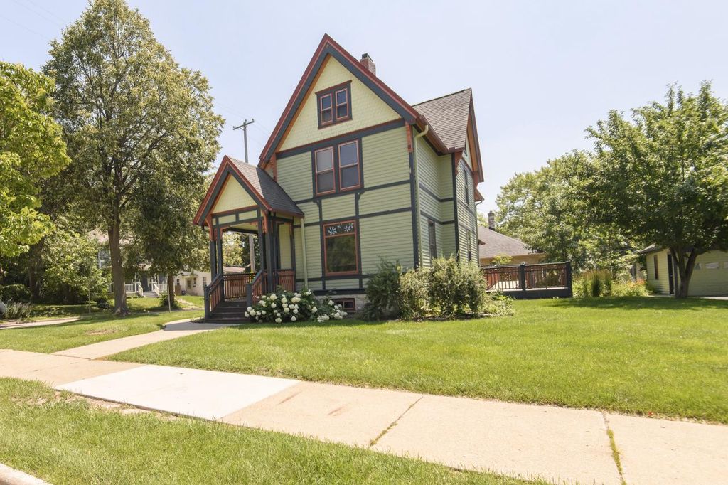 215 Wright STREET, Waukesha, WI 53186