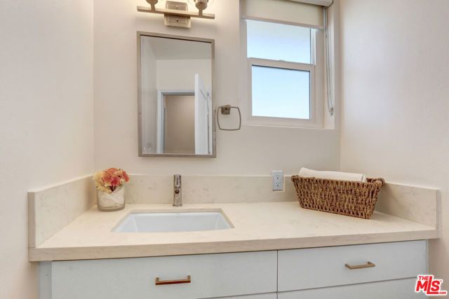 700 S 6th Street, Burbank, CA 91501