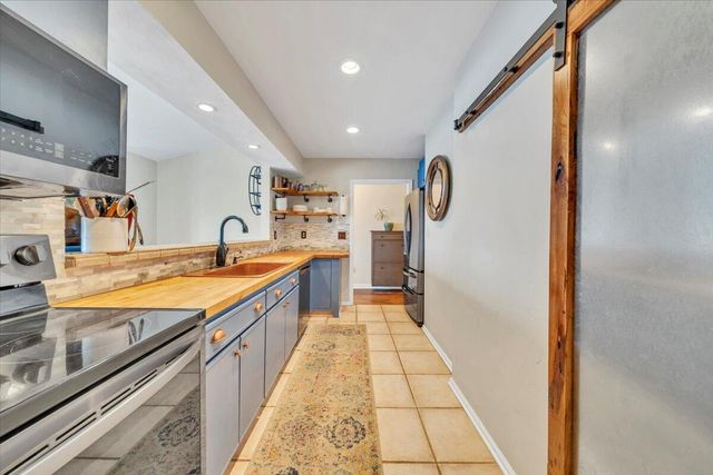 93 Peninsula Point Dr Unit B5, Moneta, VA 24121