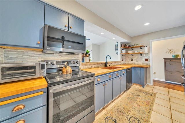 93 Peninsula Point Dr Unit B5, Moneta, VA 24121