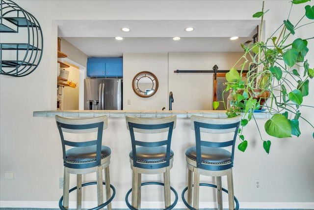 93 Peninsula Point Dr Unit B5, Moneta, VA 24121