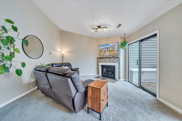 93 Peninsula Point Dr Unit B5, Moneta, VA 24121